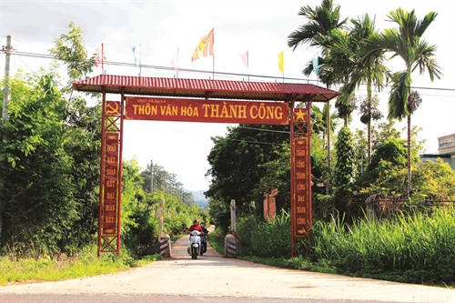 đường nông thôn được kiên cố hóa, thuận lợi cho đồng bào tham gia giao thông