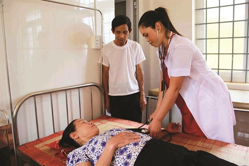 Chăm sóc sức khỏe cho đồng bào ở Trạm y tế xã Ea Na