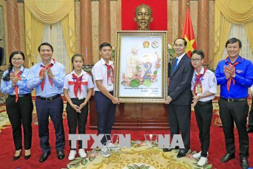 Chủ tịch nước Trần Đại Quang nhận bức tranh Chủ tịch Hồ Chí Minh quàng khăn đỏ cho thiếu nhi do các Chỉ huy Đội giỏi tự hoàn thiện. Ảnh: Nhan Sáng-TTXVN Chủ tịch nước Trần Đại Quang nhận bức tranh Chủ tịch Hồ Chí Minh quàng khăn đỏ cho thiếu nhi do các Chỉ huy Đội giỏi tự hoàn thiện. Ảnh: Nhan Sáng-TTXVN