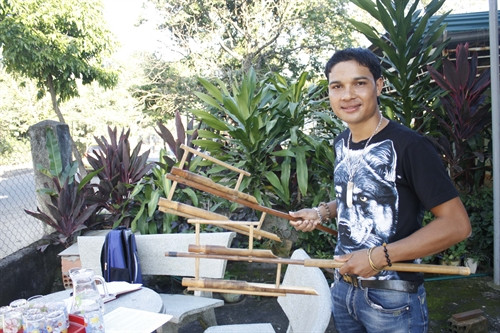 Kaly Tran với chiếc Đing Klơk vừa chế tạo.