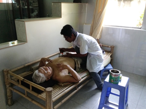 Lương y tình nguyện đang khám và chữa trị cho bệnh nhân nghèo