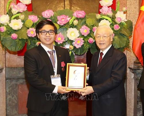 Tổng Bí thư, Chủ tịch nước Nguyễn Phú Trọng tặng ảnh Bác Hồ cho các cháu học sinh, sinh viên tiêu biểu, xuất sắc. Ảnh: Trí Dũng – TTXVN Tổng Bí thư, Chủ tịch nước Nguyễn Phú Trọng tặng ảnh Bác Hồ cho các cháu học sinh, sinh viên tiêu biểu, xuất sắc. Ảnh: Trí Dũng – TTXVN
