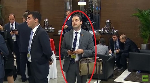 Người đàn ông bí ẩn đứng gần cuộc nói chuyện giữa Obama và Putin (Nguồn: RT)