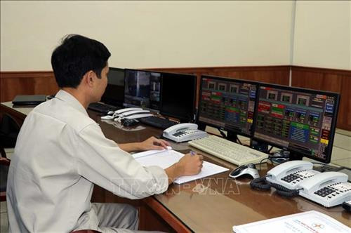 Cán bộ kỹ thuật nhà máy thủy điện Tuyên Quang theo dõi điều hành sản xuất điện. Ảnh: Quang Đán - TTXVN Cán bộ kỹ thuật nhà máy thủy điện Tuyên Quang theo dõi điều hành sản xuất điện. Ảnh: Quang Đán - TTXVN