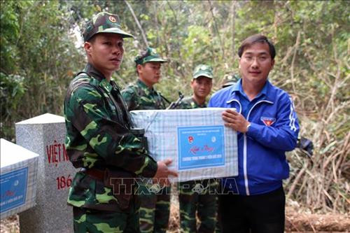 Ban tổ chức trao, tặng quà cho các cán bộ, chiến sỹ Đồn biên phòng Mường Lạn, huyện Sốp Cộp, tỉnh Sơn La. Ảnh: Diệp Anh – TTXVN Ban tổ chức trao, tặng quà cho các cán bộ, chiến sỹ Đồn biên phòng Mường Lạn, huyện Sốp Cộp, tỉnh Sơn La. Ảnh: Diệp Anh – TTXVN