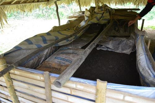 Mô hình ủ phân nuôi giun quế kết hợp trồng trọt ở thôn Mạ, xã Vĩnh Kiên, huyện Yên Bình (Yên Bái). Ảnh : nganhamedia.vn