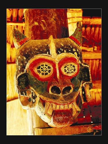 Điêu khắc gỗ của người Cơ-tu không cầu kỳ về đường nét, màu sắc