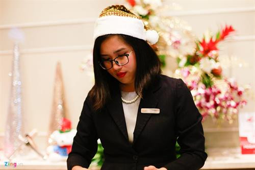 Philippines là quốc gia có dân số theo đạo Thiên Chúa lớn nhất châu Á. Đây cũng là một trong những đất nước đón Noel dài nhất thế giới. Người dân bắt đầu trang hoàng nhà cửa từ đầu tháng 9. Không khí Giáng sinh len lỏi vào mọi ngóc ngách của cuộc sống nơi đây. Từ đường phố, nhà hàng cho đến các trung tâm thương mại đều ngập tràn trong ánh nến, đèn màu. Những cây thông khổng lồ, nhà tuyết, ông già Noel, xe kéo tuần lộc đều đã sẵn sàng cho ngày lễ cuối năm. Tannya, hướng dẫn viên du lịch địa phương nói: "Người dân Philippines rất coi trọng lễ Giáng sinh. Nhiều nghi lễ có từ thế kỷ 16 vẫn được họ duy trì đến giờ". Lễ tân một khách sạn ở thủ đô Manila cũng thay đồng phục Noel để đón khách. Từ đầu tháng 9, những bài hát về Giáng sinh đã bắt đầu vang lên khắp nơi trên đất nước. Không khí Giáng sinh ở Philippines có nhiều nét tương đồng với các quốc gia phương Tây. Khắp nơi trên đất nước này là những nhà thờ cổ được xây dựng từ giai đoạn thuộc địa Tây Ban Nha. Điều khiến Giáng sinh ở Philippines trở nên khác biệt là hầu hết dân số ở đây đều theo đạo Thiên Chúa. Từ nhà ra phố, trên những chiếc xe Jeepney rong ruổi ngập tràn hình ảnh của ngày lễ. Các trung tâm thương mại dành một diện tích lớn trưng bày các vật dụng trang trí cho Giáng sinh. Những cây thông Noel với kích cỡ, kiểu dáng, màu sắc khác nhau được bày bán từ vài trăm nghìn đến vài triệu đồng. Người dân ở Philippines không sắm sửa cho Noel cùng lúc, thi thoảng họ lại đi chợ, siêu thị để mua thêm vài món đồ trang trí. Đây là một trong những lý do vì sao ở đây có thể đón Giáng sinh trong thời gian dài như vậy. Dù có theo đạo Thiên Chúa hay không thì bạn cũng nên một lần đến Philippines để hoà mình vào không khí Noel sôi động nơi đây. Việc di chuyển từ Việt Nam đến Philippines cũng đơn giản hơn trước. Vé máy bay rẻ, chi phí dịch vụ thấp kèm nhiều nét tương đồng về văn hoá khiến Philippines trở thành một trong những điểm đến hấp dẫn nhất mùa Noel của cộng đồng du lịch Việt. Tại đây, bạn cũng có thể dễ dàng tìm mua những món quà Giáng sinh hấp dẫn cho gia đình và bản thân. Các con chiên sẽ tập trung trong nhà thờ từ rất sớm. Họ thắp đèn với nhiều màu sắc và bắt đầu cầu nguyện cùng nhau. Ngoài ra, người Philippines còn có lễ hội đèn lồng khổng lồ. Những chiếc đèn lồng hình ông sao trong dịp giáng sinh của người Philippines được gọi là Parol. Philippines là quốc gia có dân số theo đạo Thiên Chúa lớn nhất châu Á. Đây cũng là một trong những đất nước đón Noel dài nhất thế giới. Người dân bắt đầu trang hoàng nhà cửa từ đầu tháng 9. Không khí Giáng sinh len lỏi vào mọi ngóc ngách của cuộc sống nơi đây. Từ đường phố, nhà hàng cho đến các trung tâm thương mại đều ngập tràn trong ánh nến, đèn màu. Những cây thông khổng lồ, nhà tuyết, ông già Noel, xe kéo tuần lộc đều đã sẵn sàng cho ngày lễ cuối năm. Tannya, hướng dẫn viên du lịch địa phương nói: "Người dân Philippines rất coi trọng lễ Giáng sinh. Nhiều nghi lễ có từ thế kỷ 16 vẫn được họ duy trì đến giờ". Lễ tân một khách sạn ở thủ đô Manila cũng thay đồng phục Noel để đón khách. Từ đầu tháng 9, những bài hát về Giáng sinh đã bắt đầu vang lên khắp nơi trên đất nước. Không khí Giáng sinh ở Philippines có nhiều nét tương đồng với các quốc gia phương Tây. Khắp nơi trên đất nước này là những nhà thờ cổ được xây dựng từ giai đoạn thuộc địa Tây Ban Nha. Điều khiến Giáng sinh ở Philippines trở nên khác biệt là hầu hết dân số ở đây đều theo đạo Thiên Chúa. Từ nhà ra phố, trên những chiếc xe Jeepney rong ruổi ngập tràn hình ảnh của ngày lễ. Các trung tâm thương mại dành một diện tích lớn trưng bày các vật dụng trang trí cho Giáng sinh. Những cây thông Noel với kích cỡ, kiểu dáng, màu sắc khác nhau được bày bán từ vài trăm nghìn đến vài triệu đồng. Người dân ở Philippines không sắm sửa cho Noel cùng lúc, thi thoảng họ lại đi chợ, siêu thị để mua thêm vài món đồ trang trí. Đây là một trong những lý do vì sao ở đây có thể đón Giáng sinh trong thời gian dài như vậy. Dù có theo đạo Thiên Chúa hay không thì bạn cũng nên một lần đến Philippines để hoà mình vào không khí Noel sôi động nơi đây. Việc di chuyển từ Việt Nam đến Philippines cũng đơn giản hơn trước. Vé máy bay rẻ, chi phí dịch vụ thấp kèm nhiều nét tương đồng về văn hoá khiến Philippines trở thành một trong những điểm đến hấp dẫn nhất mùa Noel của cộng đồng du lịch Việt. Tại đây, bạn cũng có thể dễ dàng tìm mua những món quà Giáng sinh hấp dẫn cho gia đình và bản thân. Các con chiên sẽ tập trung trong nhà thờ từ rất sớm. Họ thắp đèn với nhiều màu sắc và bắt đầu cầu nguyện cùng nhau. Ngoài ra, người Philippines còn có lễ hội đèn lồng khổng lồ. Những chiếc đèn lồng hình ông sao trong dịp giáng sinh của người Philippines được gọi là Parol.