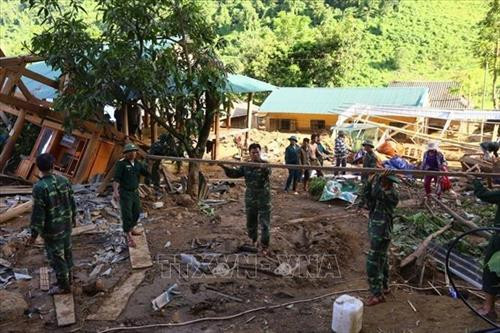 Lực lượng công an và bộ đội địa phương đang huy động hết lực lượng giúp người dân bản Poọng dựng lại nhà sớm ổn định cuộc sống và sinh hoạt. Ảnh: Trọng Đạt – TTXVN Lực lượng công an và bộ đội địa phương đang huy động hết lực lượng giúp người dân bản Poọng dựng lại nhà sớm ổn định cuộc sống và sinh hoạt. Ảnh: Trọng Đạt – TTXVN