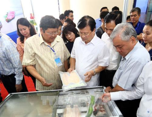 Phó Thủ tướng Trịnh Đình Dũng thăm các gian hàng tại Hội chợ cá tra và các sản phẩm thủy sản Việt Nam. Ảnh: Danh Lam – TTXVN Phó Thủ tướng Trịnh Đình Dũng thăm các gian hàng tại Hội chợ cá tra và các sản phẩm thủy sản Việt Nam. Ảnh: Danh Lam – TTXVN