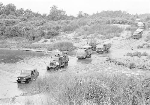 Bằng mọi phương tiện thô sơ và cơ giới, các chiến sỹ vận tải Tây Nguyên vận chuyển hàng ngàn tấn hàng hóa phục vụ chiến dịch. Ảnh: Thanh Tụng - TTXVN Bằng mọi phương tiện thô sơ và cơ giới, các chiến sỹ vận tải Tây Nguyên vận chuyển hàng ngàn tấn hàng hóa phục vụ chiến dịch. Ảnh: Thanh Tụng - TTXVN