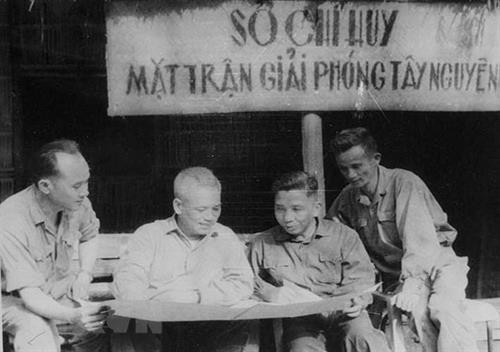 Sở chỉ huy mặt trận Tây Nguyên tháng 3/1975 (Từ trái qua): Đồng chí Hoàng Dũng, Chánh văn phòng Bộ Quốc phòng, Đại tướng Văn Tiến Dũng, đồng chí Bùi San, Khu ủy viên Khu V, đồng chí Huỳnh Văn Mẫn (tức Chín Cần), Bí thư Tỉnh ủy Đắk Lắk. Ảnh tư liệu : TTXVN Sở chỉ huy mặt trận Tây Nguyên tháng 3/1975 (Từ trái qua): Đồng chí Hoàng Dũng, Chánh văn phòng Bộ Quốc phòng, Đại tướng Văn Tiến Dũng, đồng chí Bùi San, Khu ủy viên Khu V, đồng chí Huỳnh Văn Mẫn (tức Chín Cần), Bí thư Tỉnh ủy Đắk Lắk. Ảnh tư liệu : TTXVN