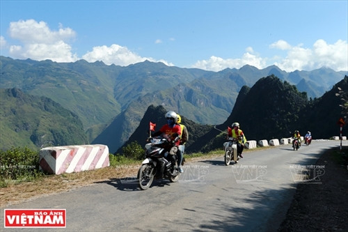 Nhiều du khách chọn xe máy là phương tiện đi lại để thuận tiện cho việc ngắm nhìn vẻ đẹp của đèo Mã Pí Lèng. Ảnh: Hoàng Hà