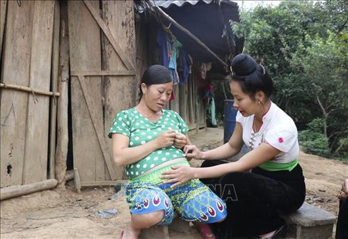 Cô đỡ Lò Thị Lan thăm khám thai cho bà mẹ ở bản Huổi Tao C, xã Pu Nhi, Điện Biên Đông. Ảnh: Xuân Tư – TTXVN Cô đỡ Lò Thị Lan thăm khám thai cho bà mẹ ở bản Huổi Tao C, xã Pu Nhi, Điện Biên Đông. Ảnh: Xuân Tư – TTXVN