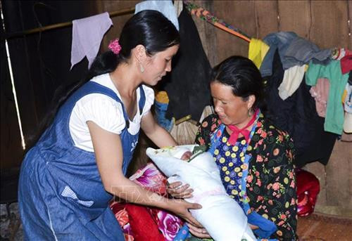 Cô đỡ Sùng Thị Của thăm khám cho hai mẹ con sản phụ Hạng Thị Công ở bản Pu Nhi B, xã Pu Nhi, Điện Biên Đông. Ảnh: Xuân Tư – TTXVN Cô đỡ Sùng Thị Của thăm khám cho hai mẹ con sản phụ Hạng Thị Công ở bản Pu Nhi B, xã Pu Nhi, Điện Biên Đông. Ảnh: Xuân Tư – TTXVN