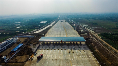 Có hai trạm thu phí lớn tại vị trí đầu tuyến thuộc địa phận Hưng Yên với quy mô 14 làn thu phí và cuối tuyến thuộc địa phận Hải Phòng với quy mô 16 làn thu phí. Ngoài ra, còn các trạm nhỏ bố trí trên nút giao với các đường quốc lộ với quy mô 4-10 làn thu phí.