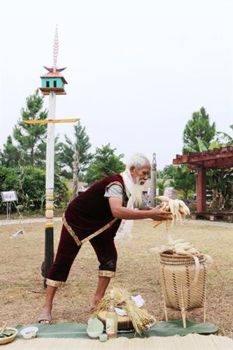 Thầy cúng chuẩn bị đồ lễ.