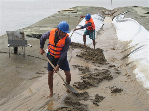Thi công kè mềm, gây bồi tạo bãi phục vụ mục tiêu trồng rừng phòng hộ. Ảnh: Minh Trí-TTXVN Thi công kè mềm, gây bồi tạo bãi phục vụ mục tiêu trồng rừng phòng hộ. Ảnh: Minh Trí-TTXVN