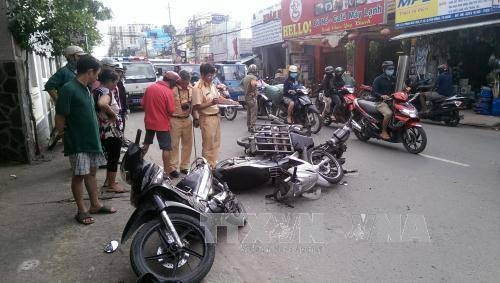 Lực lượng CSGT quận Tân Bình tiến hành giải quyết và điều tra nguyên nhân vụ tai nạn