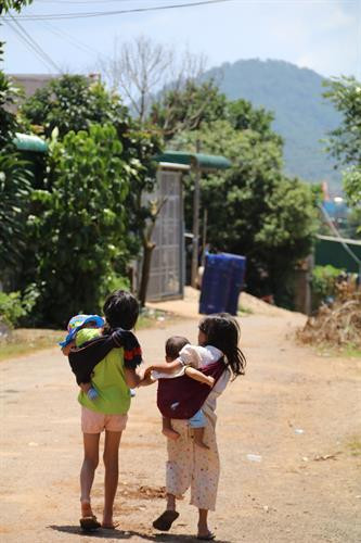 Tảo hôn, hôn nhân cận huyết thống là nguyên nhân chính của chiếc vòng luẩn quẩn của sự nheo nhóc, đói nghèo trong cuộc sống của đồng bào DTTS. Ảnh: Nam Sương - TTXVN