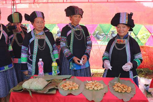 Du khách tham quan các gian hàng trưng bày sản vật địa phương. Các đội thi trò chơi bắt cá. Các đội thi làm bánh. Người dân tham gia thi môn đẩy gậy. Ban tổ chức trao cờ lưu niệm cho các đội tham gia Ngày hội văn hóa. Du khách tham quan các gian hàng trưng bày sản vật địa phương. Các đội thi trò chơi bắt cá. Các đội thi làm bánh. Người dân tham gia thi môn đẩy gậy. Ban tổ chức trao cờ lưu niệm cho các đội tham gia Ngày hội văn hóa.