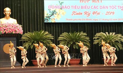 Tiết mục múa Những pho tượng cổ (dân ca Chăm) được biểu diễn tại buổi họp mặt. Ảnh: Tiến Lực - TTXVN Tiết mục múa Những pho tượng cổ (dân ca Chăm) được biểu diễn tại buổi họp mặt. Ảnh: Tiến Lực - TTXVN