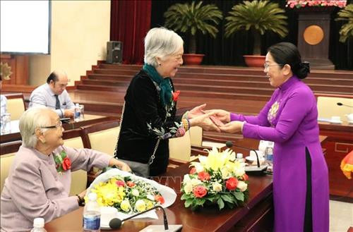 Lãnh đạo Thành phố Hồ Chí Minh tặng quà đầu năm cho đại biểu tham dự. Ảnh: Tiến Lực - TTXVN Lãnh đạo Thành phố Hồ Chí Minh tặng quà đầu năm cho đại biểu tham dự. Ảnh: Tiến Lực - TTXVN