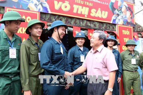 Lãnh đạo quận 3 thăm hỏi, động viên thanh niên trúng tuyển nghĩa vụ quân sự tại hội trại tòng quân. Ảnh: Thanh Vũ -TTXVN