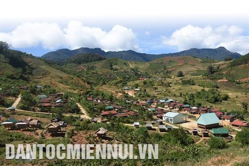 Nhờ đẩy mạnh phát triển các loại cây dược liệu như sâm Ngọc Linh, sâm dây, sơn tra, ngũ vị tử, sâm đương quy…, đời sống của đồng bào Xê-đăng ở Tu Mơ Rông đã đổi thay nhiều. Trong ảnh: Làng Tu Thó, xã Tê Xăng hôm nay. Ảnh: Văn Phương