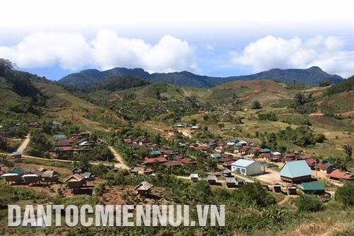 Nhờ đẩy mạnh phát triển các loại cây dược liệu như sâm Ngọc Linh, sâm dây, sơn tra, ngũ vị tử, sâm đương quy…, đời sống của đồng bào Xê-đăng ở Tu Mơ Rông đã đổi thay nhiều. Trong ảnh: Làng Tu Thó, xã Tê Xăng hôm nay. Ảnh: Văn Phương