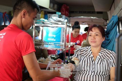 Các tầng lớp nhân dân Thành phố nhiệt tình tham gia hiến máu. Ảnh: Thế Anh – TTXVN
