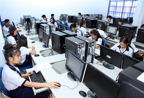 Giờ thực hành môn Tin học của học sinh lớp 10C2, Trường Phổ thông Dân tộc nội trú tỉnh Bạc Liêu. Giờ thực hành môn Tin học của học sinh lớp 10C2, Trường Phổ thông Dân tộc nội trú tỉnh Bạc Liêu.