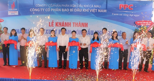 Lễ cắt băng khánh thành Nhà máy sản xuất phân bón dầu khí Bạc Liêu. Ảnh: Huỳnh Sử- TTXVN Lễ cắt băng khánh thành Nhà máy sản xuất phân bón dầu khí Bạc Liêu. Ảnh: Huỳnh Sử- TTXVN