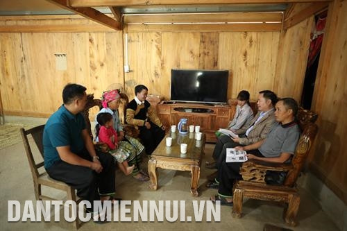 Nhổ mạ cấy lúa vụ Xuân - Hè ở huyện Trạm Tấu. Ảnh: Hoàng Hà Cán bộ Trạm Khuyến nông huyện Trạm Tấu hướng dẫn đồng bào Mông trồng cây măng sặt trên sườn núi dốc. Đây là loại cây trồng 1 lần khai thác cả đời, cho giá trị kinh tế cao. Ảnh: Hoàng Hà Phó Trưởng Phòng Dân tộc huyện Trạm Tấu - anh Lầu Kỷ xuống bản vận động đồng bào dân tộc xóa bỏ các hủ tục lạc hậu như tảo hôn, hôn nhân cận huyết thống, thách cưới…. Ảnh: Hoàng Hà