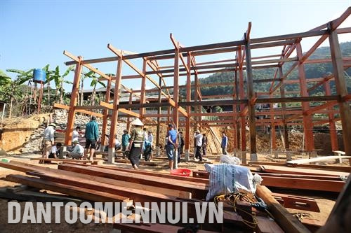 Nhờ kinh tế phát triển, nhiều ngôi nhà sàn được cất dựng mới, đón Tết Canh Tý 2020 ở huyện Trạm Tấu. Ảnh: Hoàng Hà