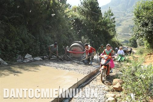 Làm đường bê tông kéo tới tận thôn bản ở xã Xà Hồ, huyện Trạm Tấu. Ảnh: Hoàng Hà