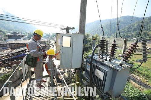 Công nhân ngành điện huyện Trạm Tấu kiểm tra các trạm biến áp 35A tại xã Hát Lừu để đón xuân mới. Ảnh: Hoàng Hà