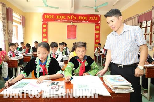 Gia đình anh Lò Văn Hải ở xã Hát Lừu, huyện Trạm Tấu bắt lợn chuẩn bị Tết Nguyên đán 2020. Ảnh: Hoàng Hà Con em đồng bào các dân tộc Mông, Thái… ở huyện Trạm Tấu giờ đã được học tập trong môi trường giáo dục an toàn, lành mạnh và thân thiện. Ảnh: Hoàng Hà Bác sĩ, Phó Giám đốc Trung tâm Y tế huyện Trạm Tấu đang siêu âm ổ bụng cho bà con người Mông ở thôn Cu Vai, xã Xà Hồ. Ảnh: Hoàng Hà