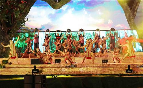 Tiết mục nghệ thuật tại Lễ bế mạc. Ảnh: Phạm Cường-TTXVN Tiết mục nghệ thuật tại Lễ bế mạc. Ảnh: Phạm Cường-TTXVN