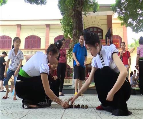 Chương trình diễn ra nhiều hoạt động sôi nổi múa sạp, múa xòe và các trò chơi dân gian như ném còn, tó má lẹ… Ảnh: Diệp Anh – TTXVN Chương trình tái hiện không gian văn hóa Thái cùng các nghệ nhân làm khăn Piêu, quả Còn. Ảnh: Diệp Anh – TTXVN Chương trình diễn ra nhiều hoạt động sôi nổi múa sạp, múa xòe và các trò chơi dân gian như ném còn, tó má lẹ… Ảnh: Diệp Anh – TTXVN