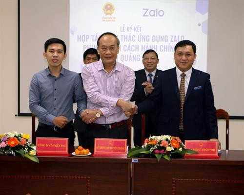 Ký hợp tác ứng dụng Zalo trong công tác cải cách hành chính. Nguồn ảnh: quangngai.gov.vn Ký hợp tác ứng dụng Zalo trong công tác cải cách hành chính. Nguồn ảnh: quangngai.gov.vn