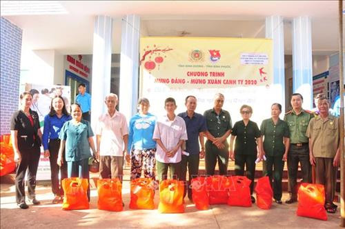 Tặng quà cho hội viên hội cựu chiến binh huyện Bù Đốp Ảnh: K GỬIH -TTXVN