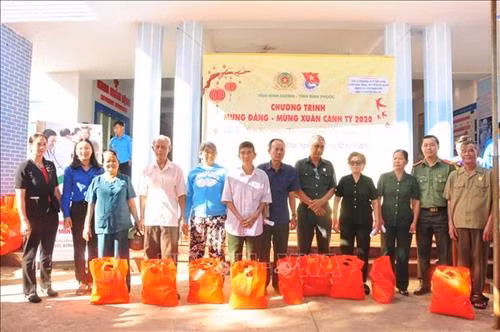 Tặng quà cho hội viên hội cựu chiến binh huyện Bù Đốp Ảnh: K GỬIH -TTXVN