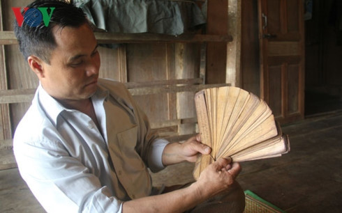 Ông Vi Thanh Tuấn - một trong số ít những người còn lưu giữ được bộ sách độc đáo.