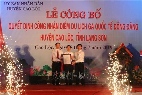 Phó Chủ tịch UBND tỉnh Lạng Sơn Dương Xuân Huyên trao Quyết định công nhận điểm du lịch Ga quốc tế Đồng Đăng cho lãnh đạo UBND huyện Cao Lộc. Ảnh: Ngọc Tùng – TTXVN Phó Chủ tịch UBND tỉnh Lạng Sơn Dương Xuân Huyên trao Quyết định công nhận điểm du lịch Ga quốc tế Đồng Đăng cho lãnh đạo UBND huyện Cao Lộc. Ảnh: Ngọc Tùng – TTXVN