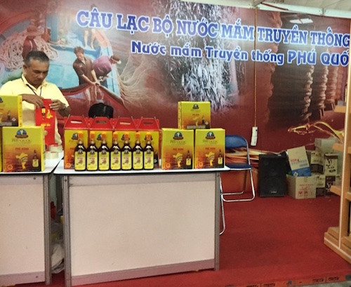 Ngày hội là dịp giới thiệu nước mắm truyền thống Việt đến gần hơn với "thượng đế". Ảnh: Lê Nghĩa