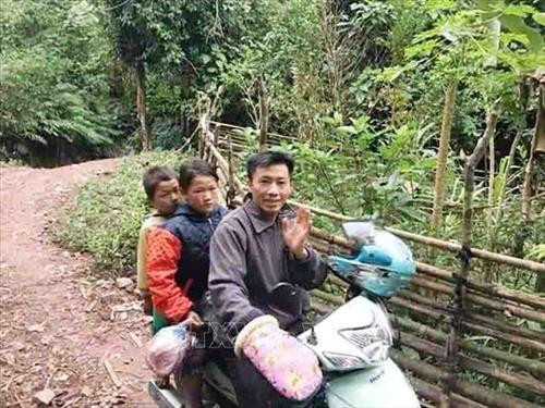 Ông Sùng A Thề, cán bộ văn hóa xã Nậm Manh, huyện Nậm Nhùn (Lai Châu) xuống bản vận động học sinh ra lớp sau kỳ nghỉ tết Nguyên đán 2019. Ảnh: Công Tuyên- TTXVN Ông Sùng A Thề, cán bộ văn hóa xã Nậm Manh, huyện Nậm Nhùn (Lai Châu) xuống bản vận động học sinh ra lớp sau kỳ nghỉ tết Nguyên đán 2019. Ảnh: Công Tuyên- TTXVN