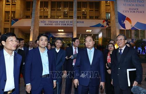 Thủ tướng Nguyễn Xuân Phúc kiểm tra lần thứ 2 Trung tâm Báo chí Hội nghị Thượng đỉnh Mỹ - Triều Tiên vào chiều muộn ngày 24/2. Ảnh: Thống Nhất - TTXVN Thủ tướng Nguyễn Xuân Phúc kiểm tra lần thứ 2 Trung tâm Báo chí Hội nghị Thượng đỉnh Mỹ - Triều Tiên vào chiều muộn ngày 24/2. Ảnh: Thống Nhất - TTXVN