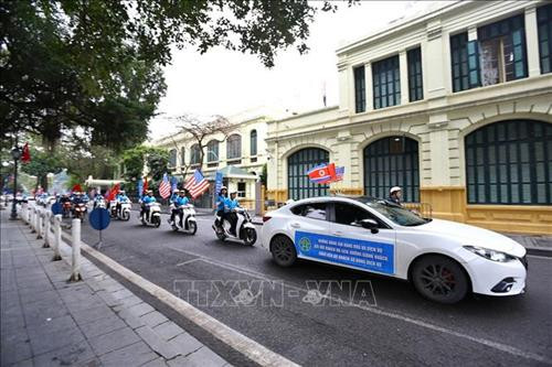 Đoàn xe cổ động, tuyên truyền diễu hành qua các tuyến phố, nhân sự kiện Hội nghị thượng đỉnh Mỹ - Triều Tiên lần thứ hai diễn sẽ diễn ra tại Hà Nội. Ảnh: Minh Quyết – TTXVN Đoàn xe cổ động, tuyên truyền diễu hành qua các tuyến phố, nhân sự kiện Hội nghị thượng đỉnh Mỹ - Triều Tiên lần thứ hai diễn sẽ diễn ra tại Hà Nội. Ảnh: Minh Quyết – TTXVN