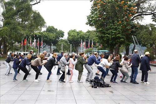 Đoàn khách du lịch quốc tế cùng tập thể dục với người dân thủ đô khu vực hồ Hoàn Kiếm (Hà Nội). Ảnh: Minh Quyết – TTXVN Đoàn khách du lịch quốc tế cùng tập thể dục với người dân thủ đô khu vực hồ Hoàn Kiếm (Hà Nội). Ảnh: Minh Quyết – TTXVN